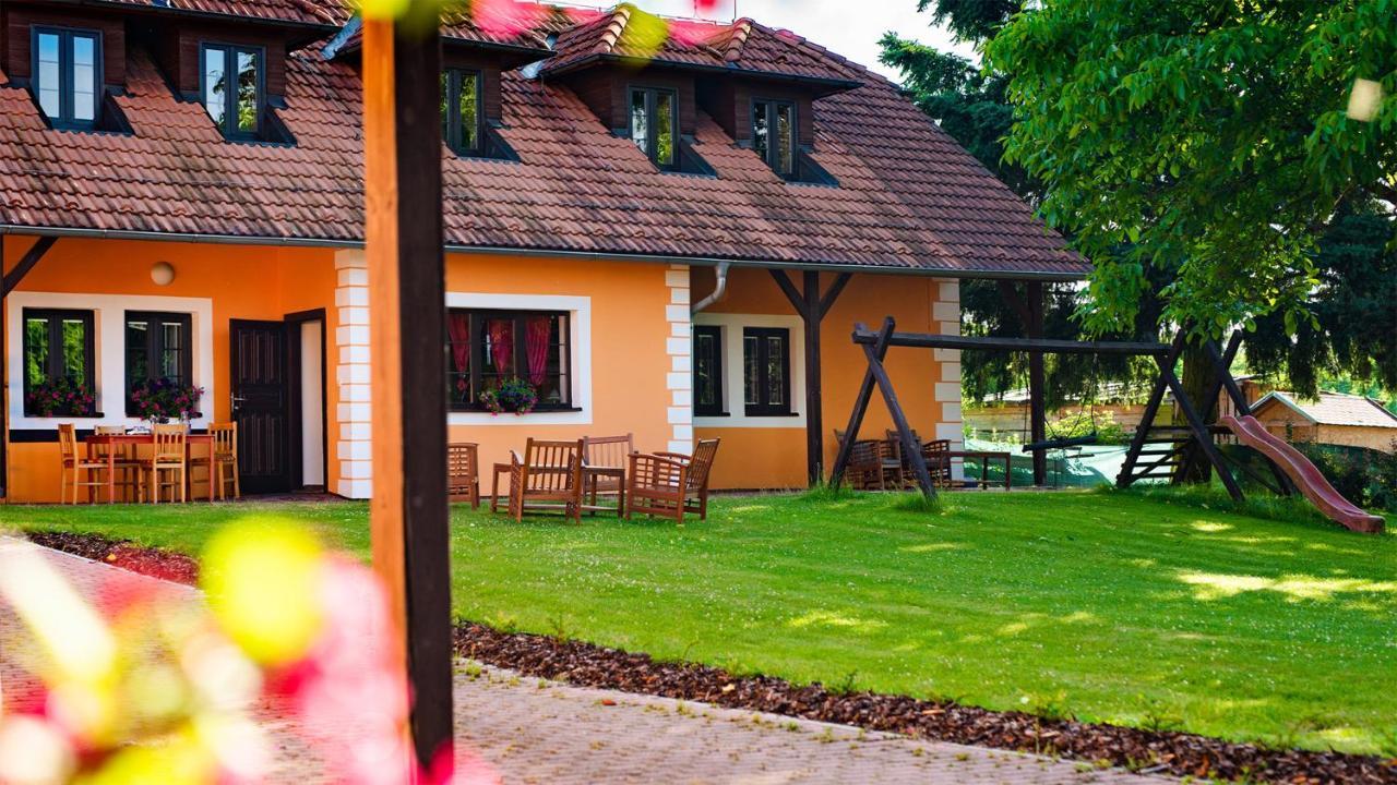 Wellness Penzion-Restaurace U Pstrosa Vsemyslice Екстериор снимка