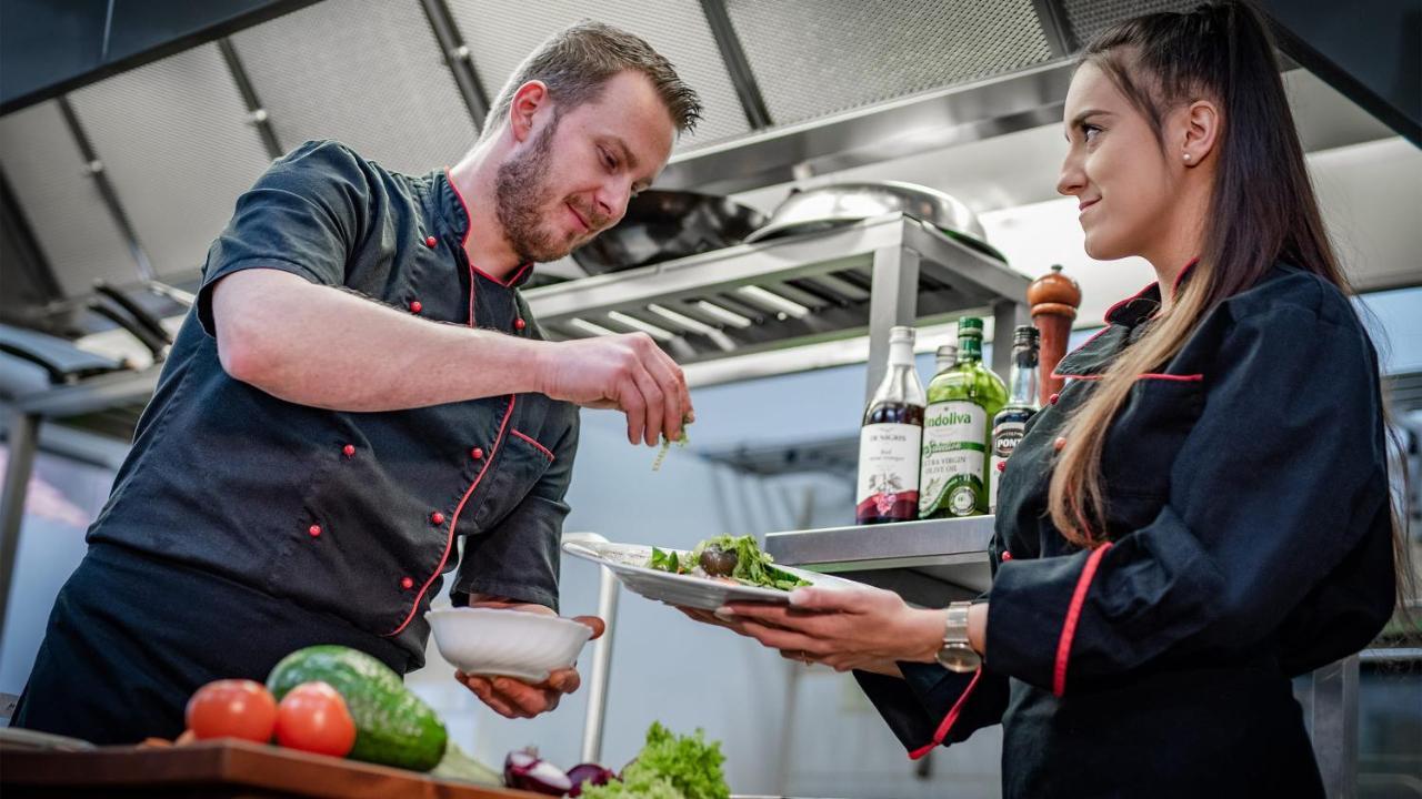 Wellness Penzion-Restaurace U Pstrosa Vsemyslice Екстериор снимка